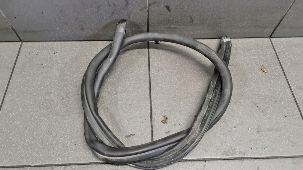 фото №8, Прокладка капот bmw 7 e65 lift 3.0d 8240742