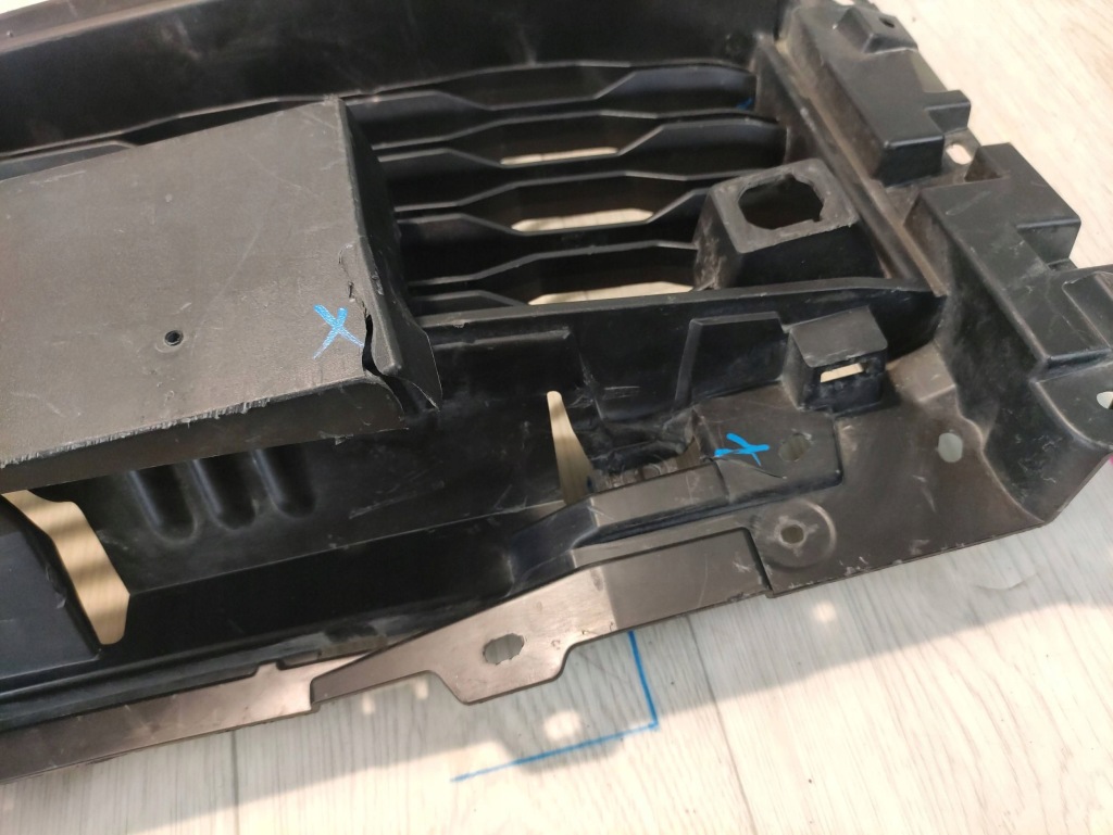 Mitsubishi 200 vi 6 18- решётка средняя бампера 6402a515 Цена