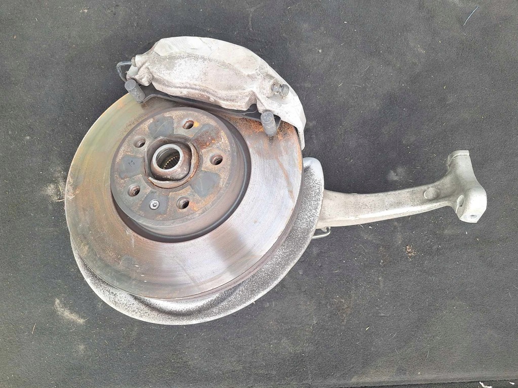 фото №1, Audi a4 b9 поворотный кулак левая 8w0407241f