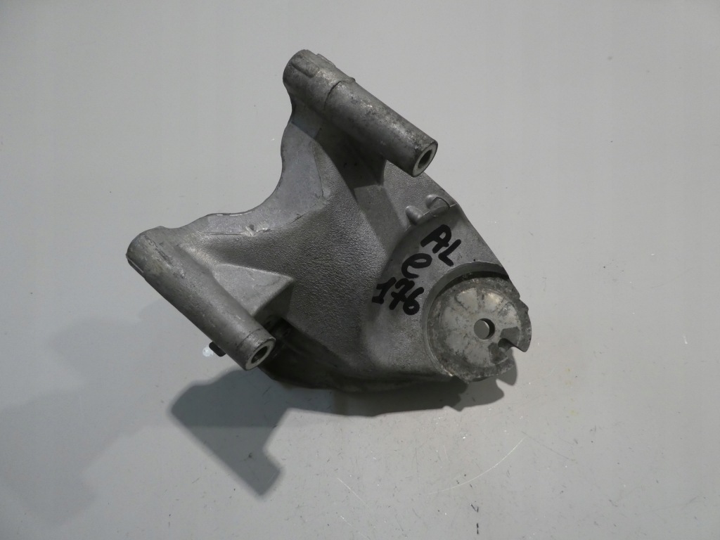 фото №1, Vw touareg кронштейн двигуна 070199308a