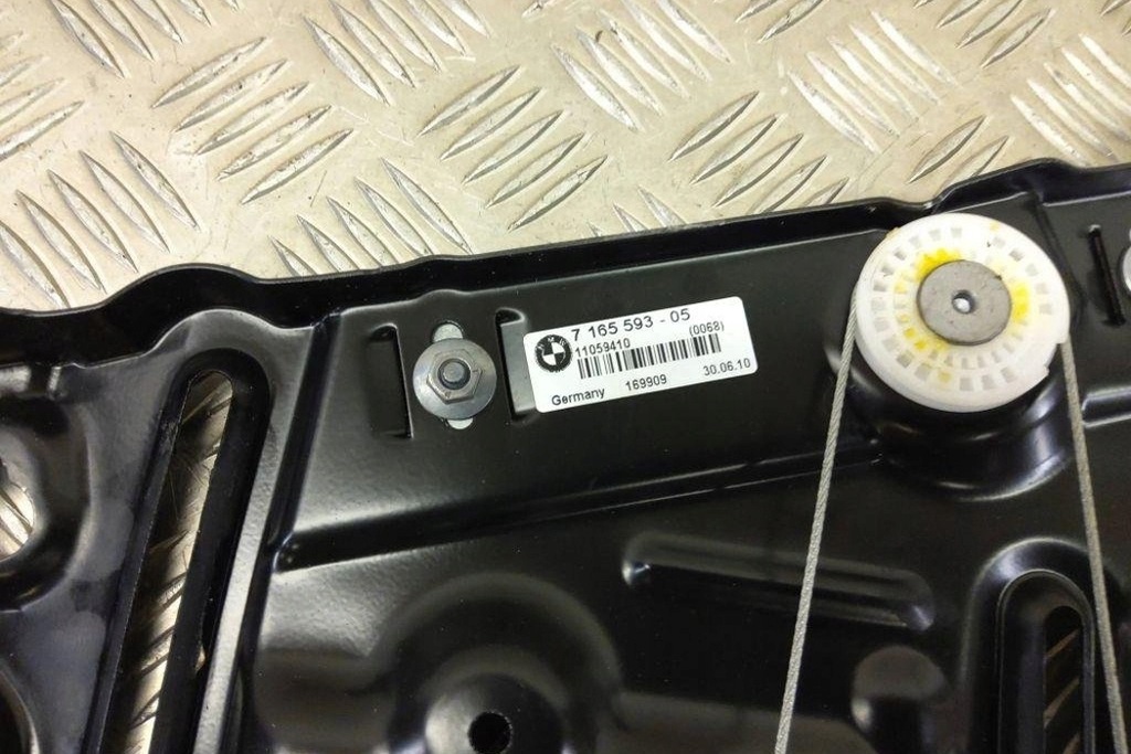 фото №8, Подъемник стекло задних левых дверь bmw 1 coupe e82 7165593 2.0l дизель