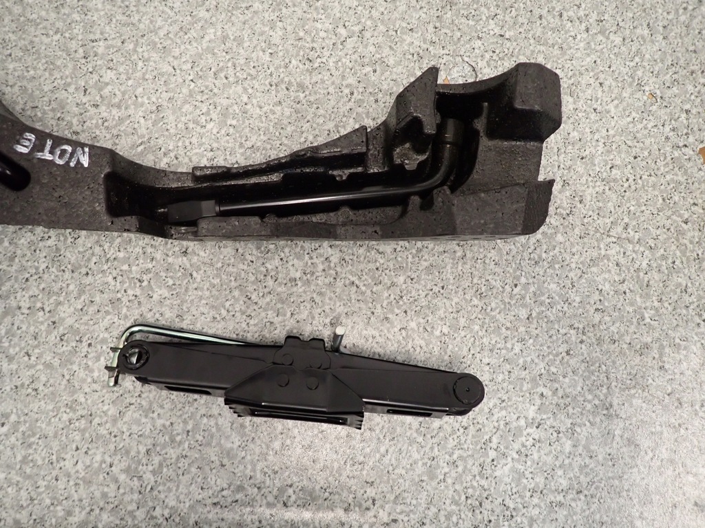 фото №4, Nissan note e11 06- 11 подъемник ключ набор колеса пенопласт