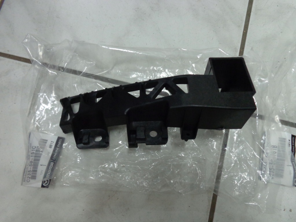 фото №1, Mazda 5 2005-2008 направляющая правый pod фара новый oryg.