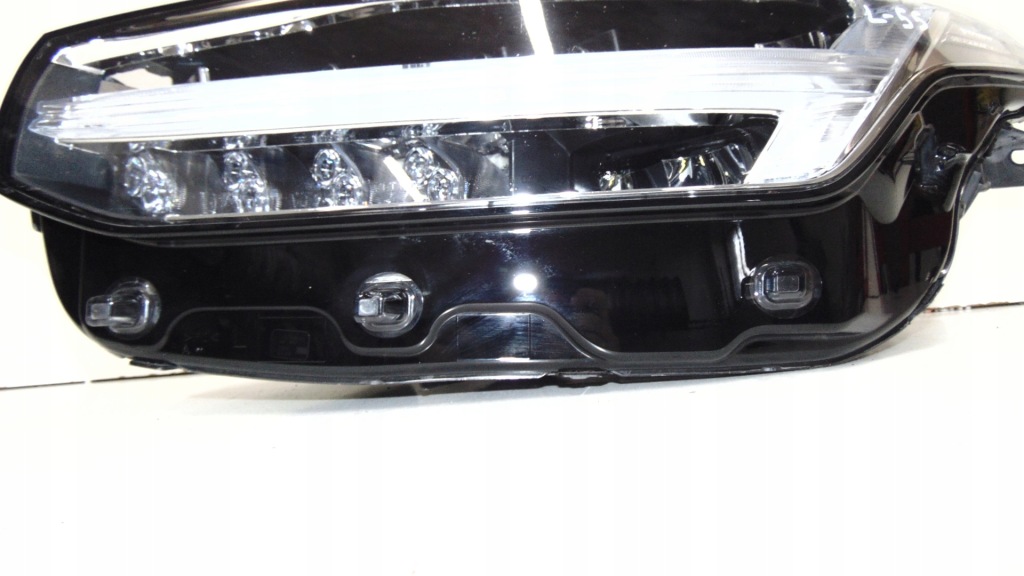 Volvo xc90 2 2 рестайлінг  ліва фара перед full led Недорого