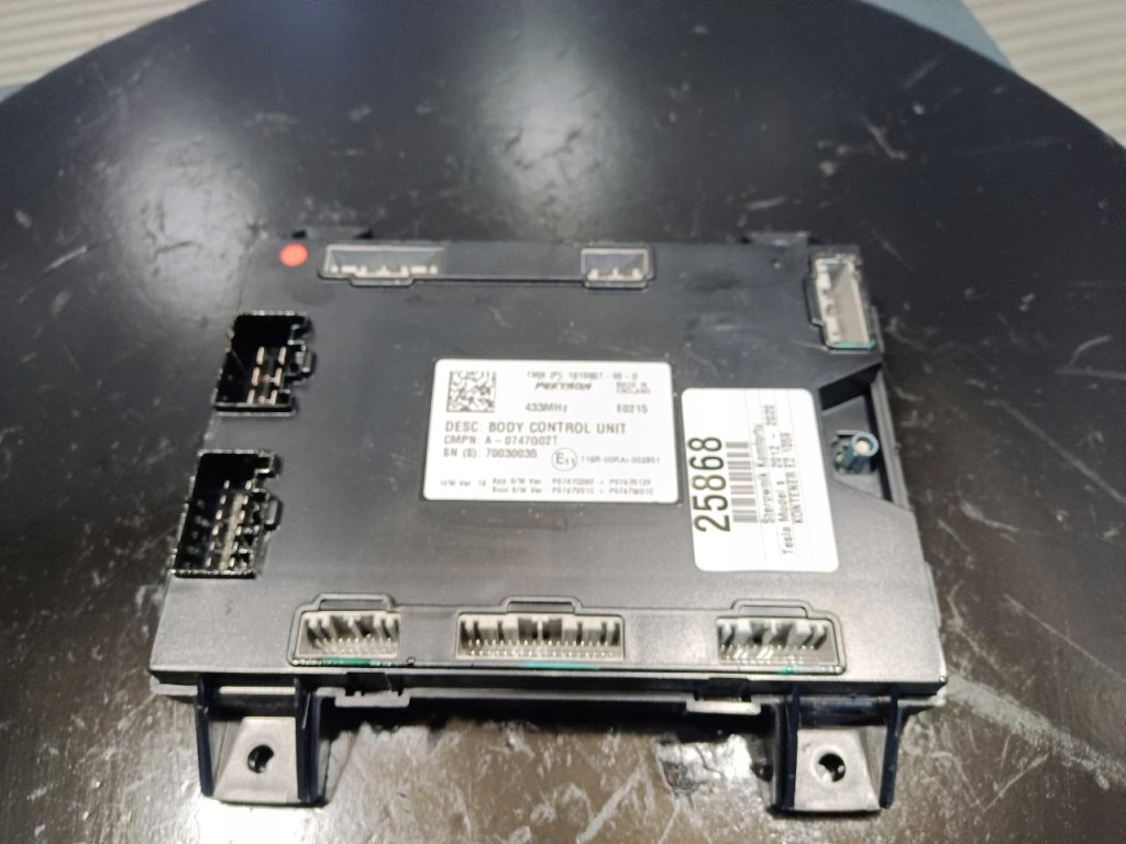 Купити Tesla model s блок керування комфорту 1010907-00-d