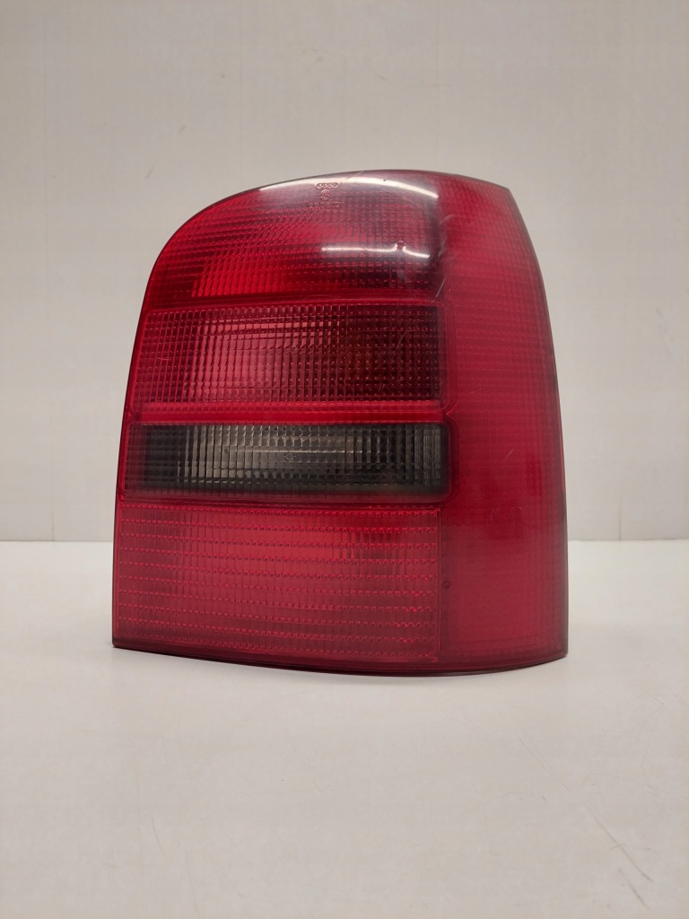 фото №1, Лампа правая задняя задняя audi a4 avant 8d9945096