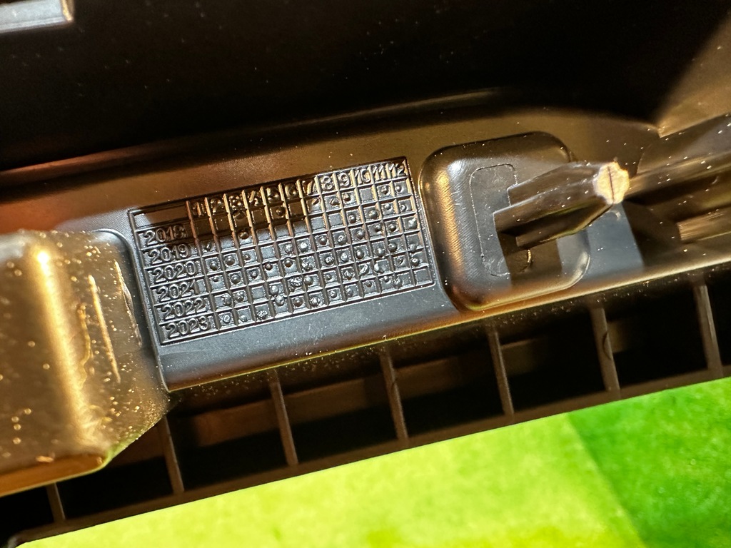 фото №9, Porsche taycan 9j1 решётка бампера перед спойлер накладка 9j1807683a