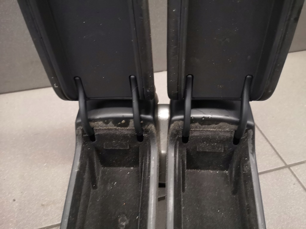 фото №11, Подлокотник чёрный средний кожа audi a8 d3