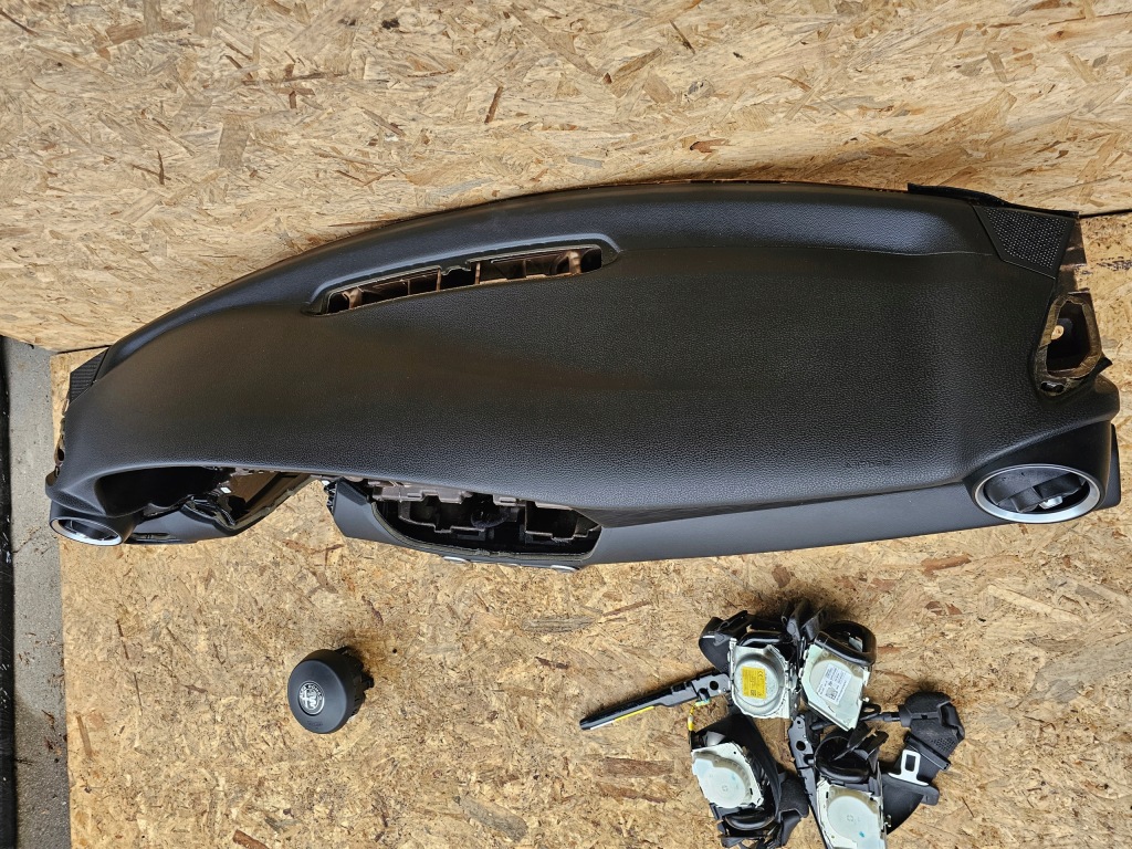 фото №4, Alfa romeo giulia панель приладів консоль подушка безпеки ремені