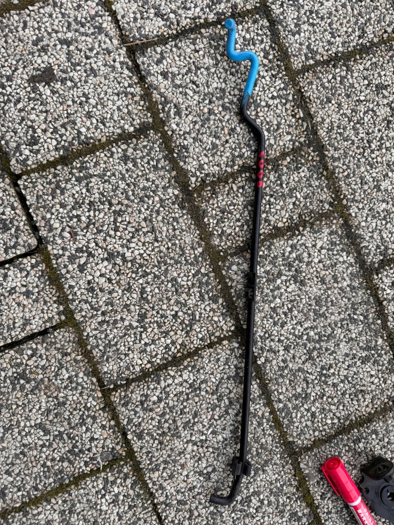 фото №1, Peugeot 5008 кронштейн опора капот