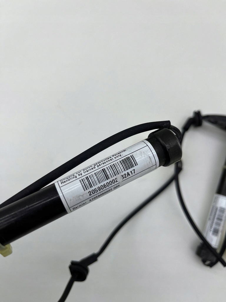 фото №6, Mercedes w205 патрон капот правый левый комплект a2059060002