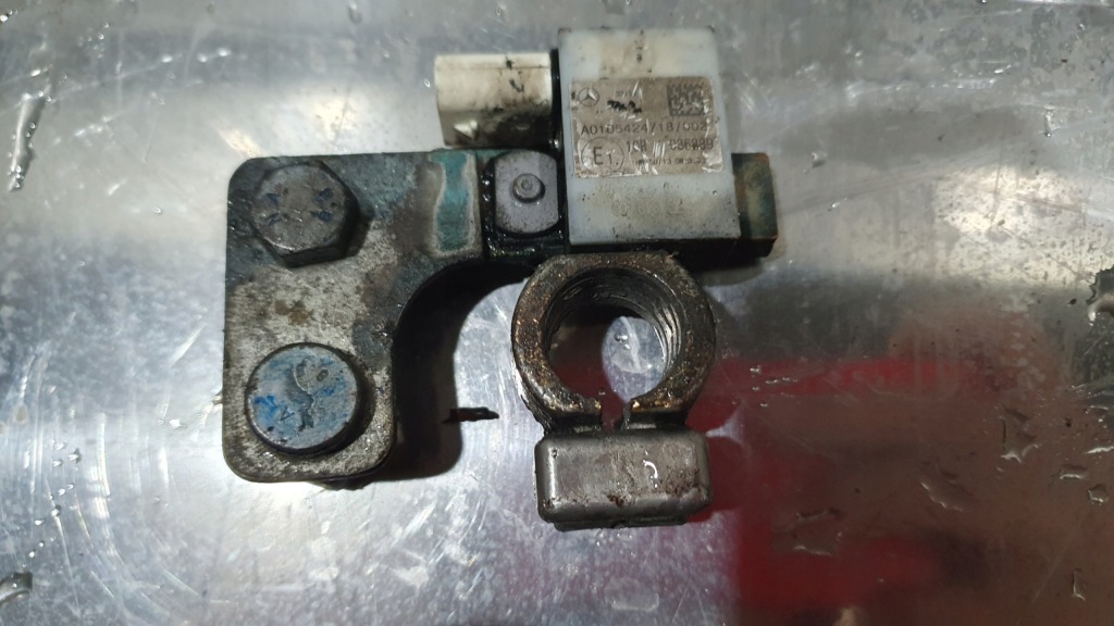 Клемма датчик аккумуляторов mercedes actros mp4 a0105424718 с Разборки