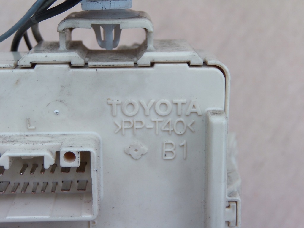 фото №10, Коробка реле toyota avensis verso 01-03r 2.0 d4d 89221-44030