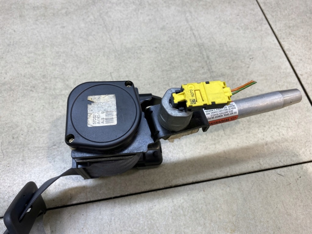 Pas безпеки задня середній s80 i 9194489 Оригінал