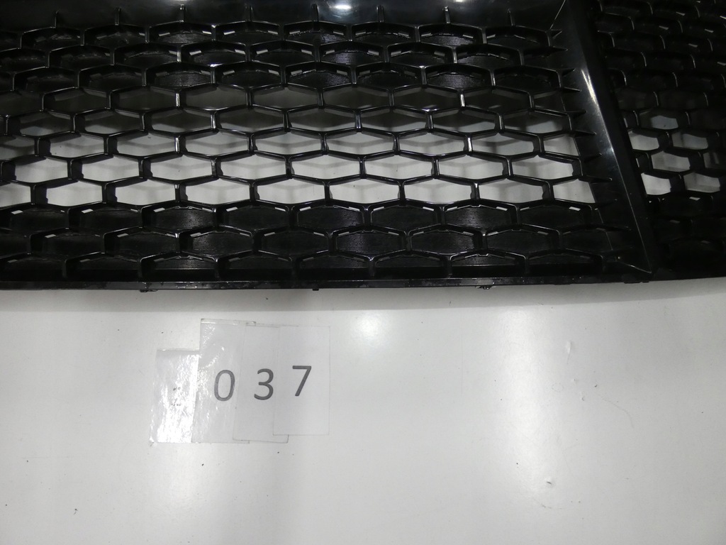 фото №6, Решётка бампера средняя toyota camry 2.037