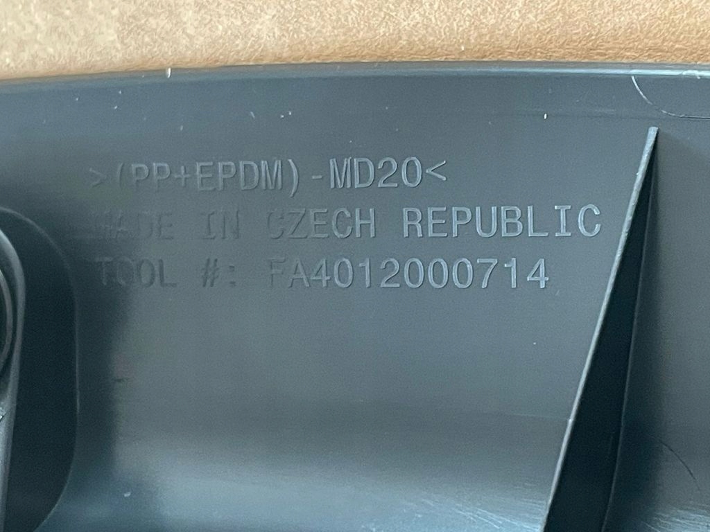 Накладка молдинг крыла правый задний  1658694-00-a 165869400a tesla model y Оригинал