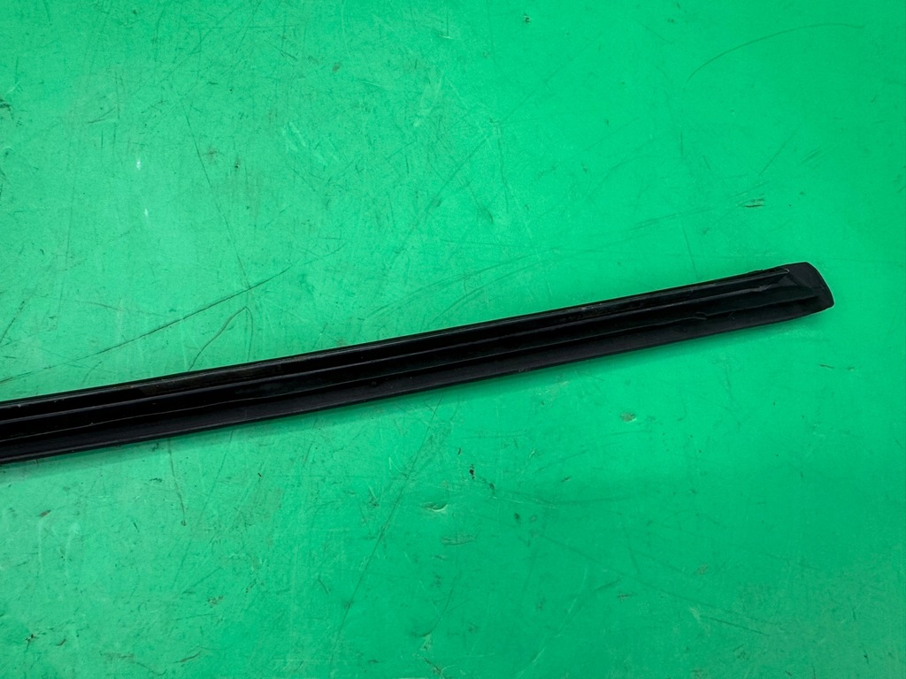 фото №8, Молдинг скло передньої лобове права audi a8 d3 02-