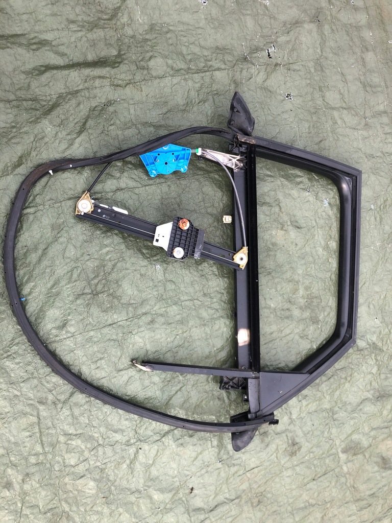 фото №1, Audi a4 b7 kombi подъемник стекло задняя левый рамка