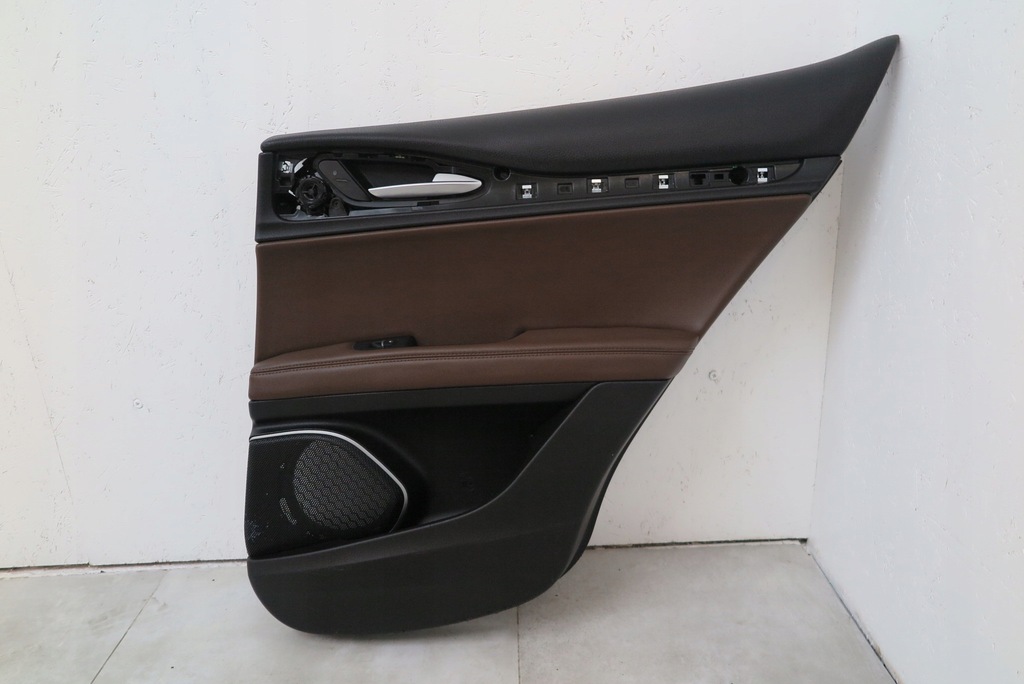 фото №1, Обшивка двері правий задня alfa romeo stelvio 156197051