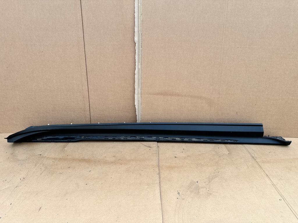 фото №1, Porsche taycan 9j1 молдинг порог правая 9j1854884h оригинал