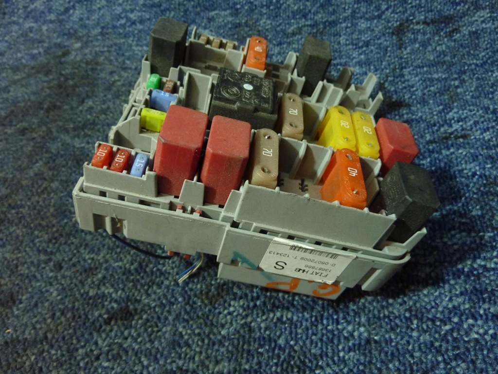 фото №1, Коробка запобіжників 13687866 fiat grande punto