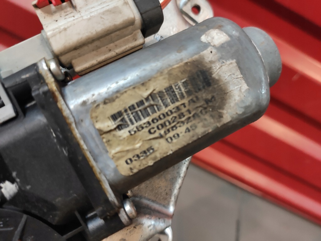 Купити Jeep cherokee kj рестайлінг  2.8 crd механізм скло ліве перед підйомник