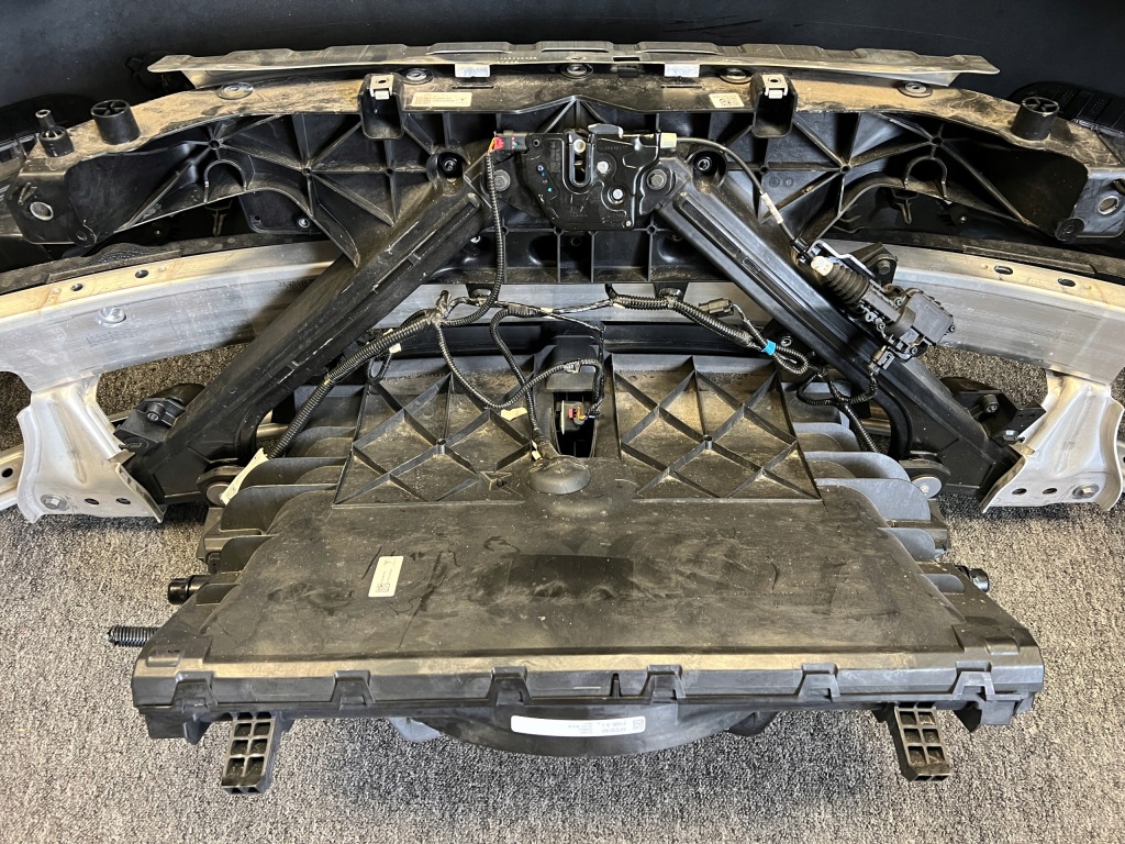 Tesla y бампер, ремінь передній демонтаж Доставка