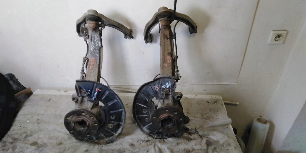 фото №1, Audi q7 7l поворотний кулак важіль перед 3,0 tdi 07r