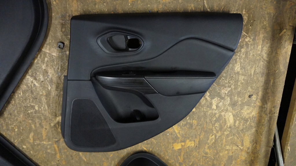 Набор сидений кожаных обшивки дверь jeep cherokee kl в Украине