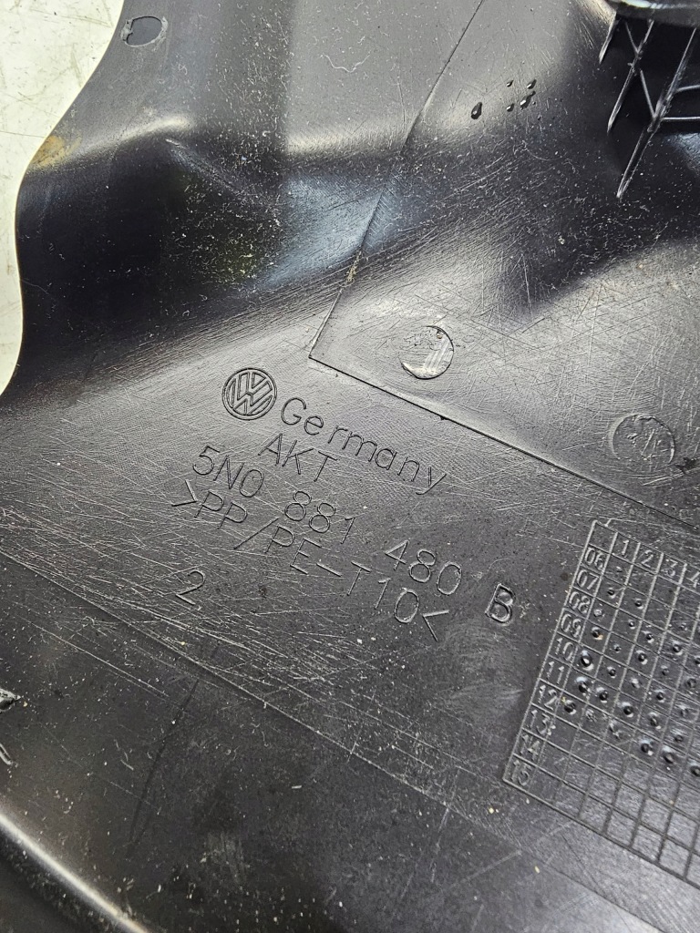 Захист  заглушка сидіння права audi q3 5n0881480b Зі Шроту