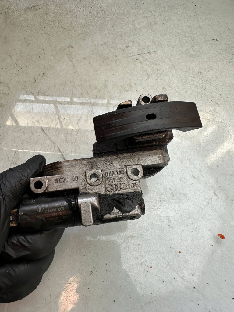 фото №6, Audi a8 s8 d2 4d 4200cm3 бензин натягувач ремінь розподільного валу 077109088c