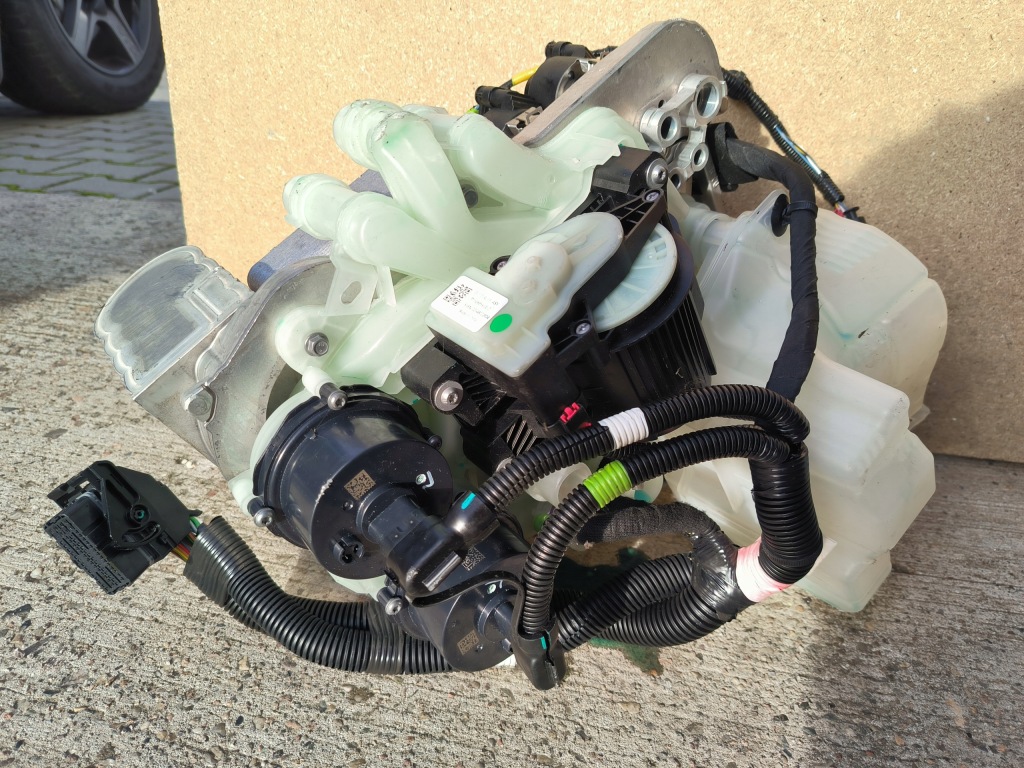 Купити Tesla model s y насос води / тепла радіатор 1613703-00-b