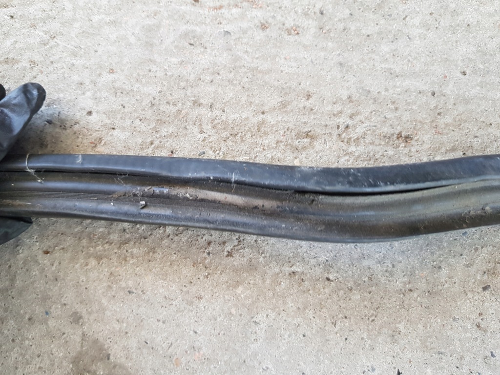 Прокладка гумовий кронштейн рамка кузовна скло перед лобове bmw e30 Ціна