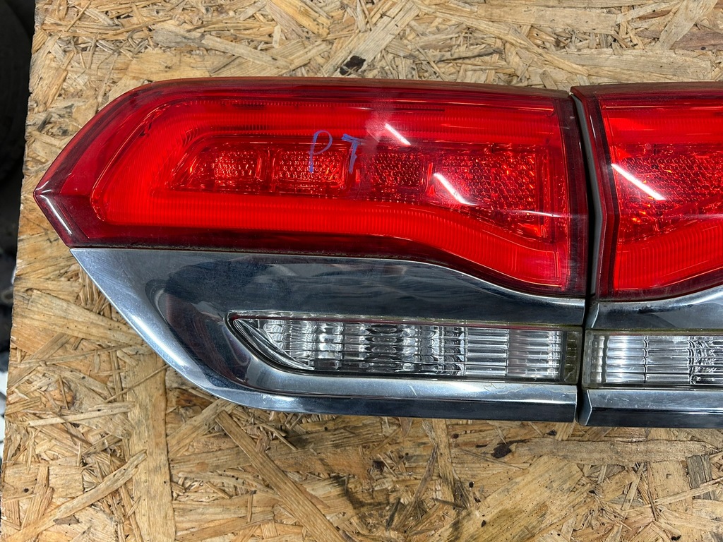 фото №7, Jeep grand cherokee wk2 3.6 лампа права задня w кришка