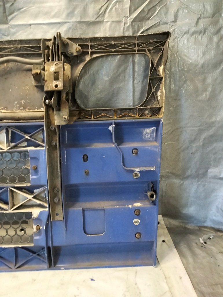 Решітка  решітка радіатора капот scania p94 bd4 2000r 1597571 s449 в Україні