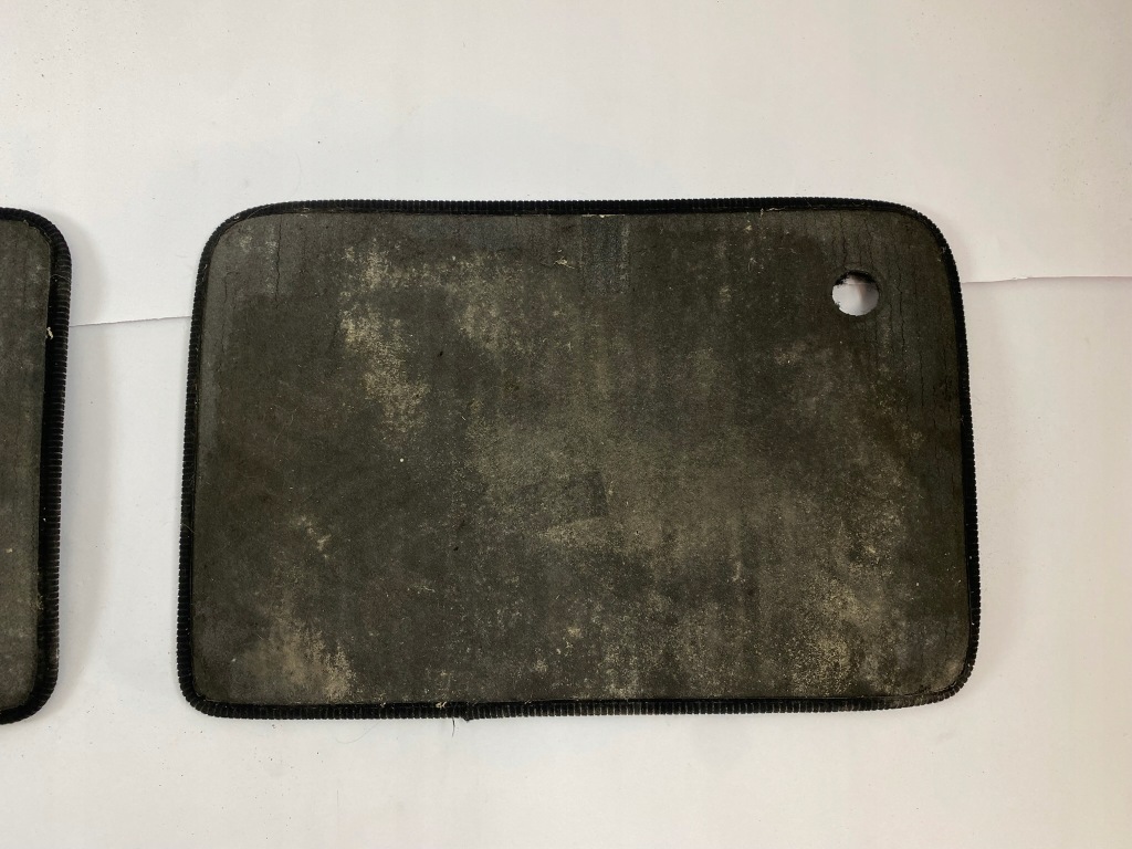 Килимки комплект  велюрові задній правий лівий mercedes w124 чорні пошкодження Зі Шроту