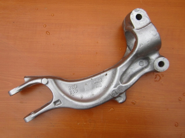 фото №12, Audi a4 b9 a5 s5 8w кронштейн амортизатора левый перед 8w0413037 вилка