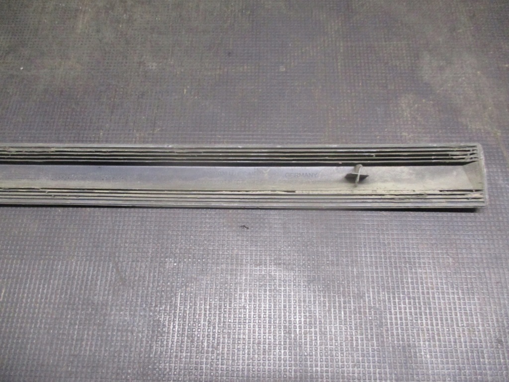 Молдинг двері лівий задній 39987038 volvo v50 i 07-12r. Зі Шроту