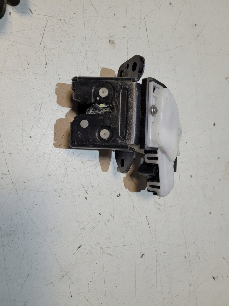 фото №5, Замок задней крышки mazda 3 bp htb 18+