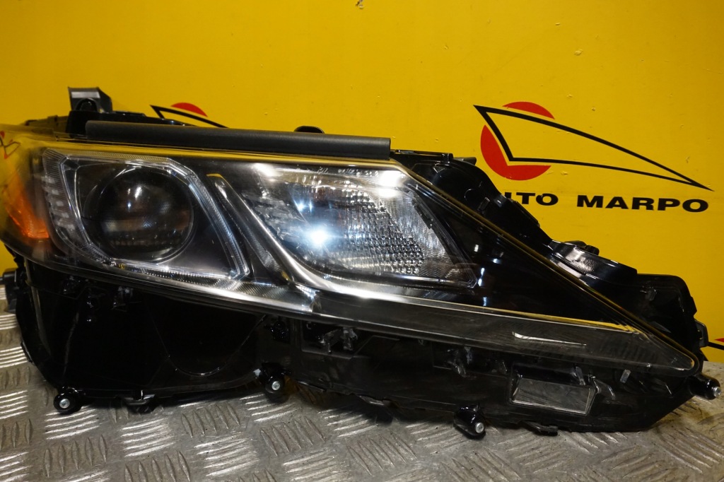 Toyota camry 2018 - фара фара led правый  америка Оригинал