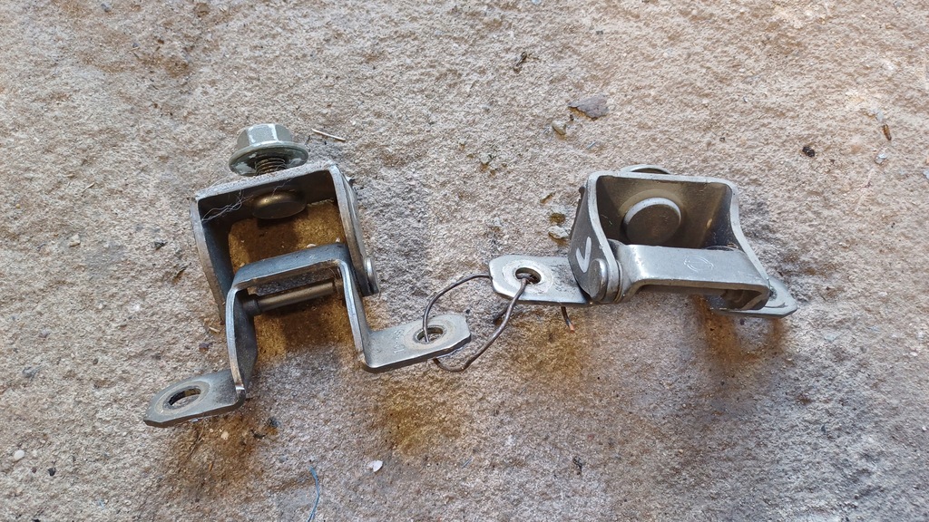 фото №1, Nissan pulsar петля крышки багажника