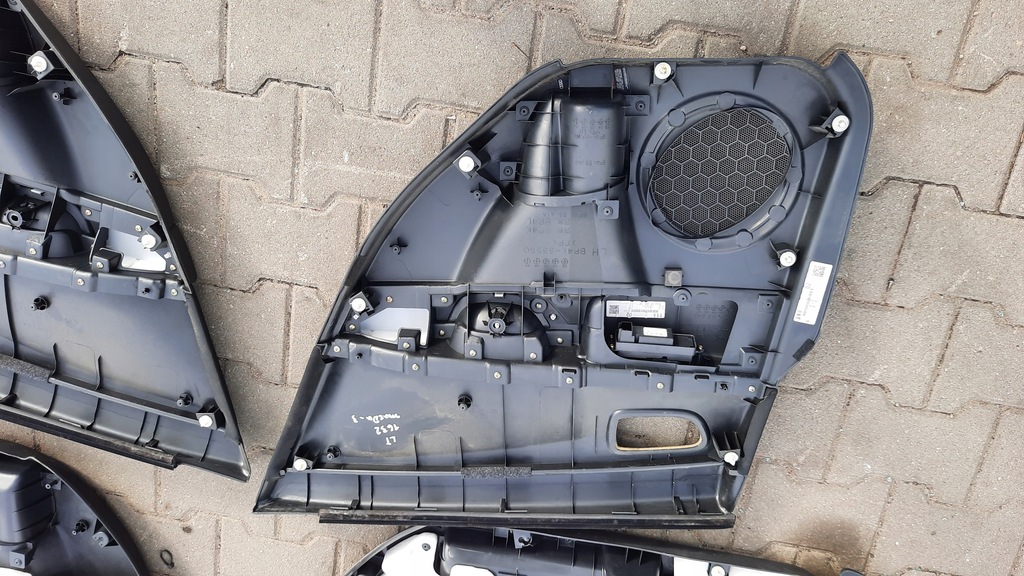 фото №8, Обивка дверь mazda 3 05r