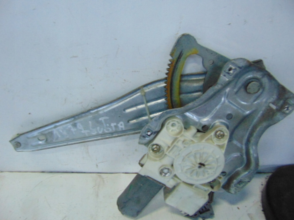 фото №1, Toyota avensis подъемник. стекло t l ---