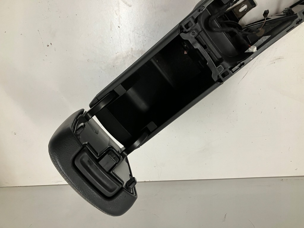 Підлокітник тунель середній mercedes a klasa w176 a1766800900 Зі Шроту