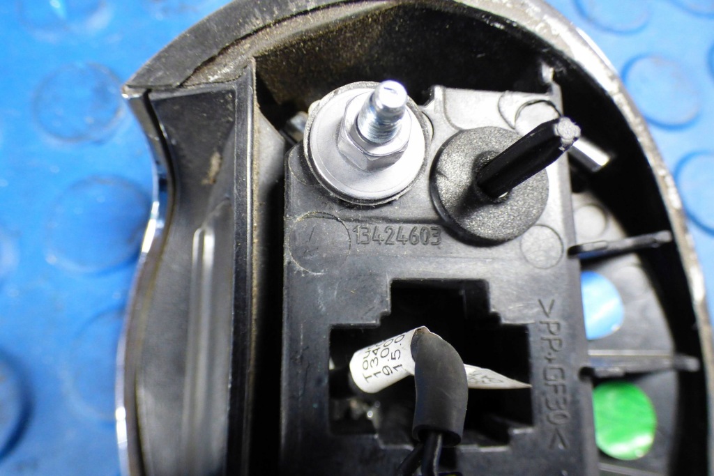 Logo кнопка крышки микровыключатель 13424603 13407484 opel astra k v Киев