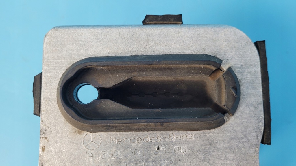 Mercedes eqe 350+ 23r кронштейн кронштейн радіатора праве a0995013500 Ціна