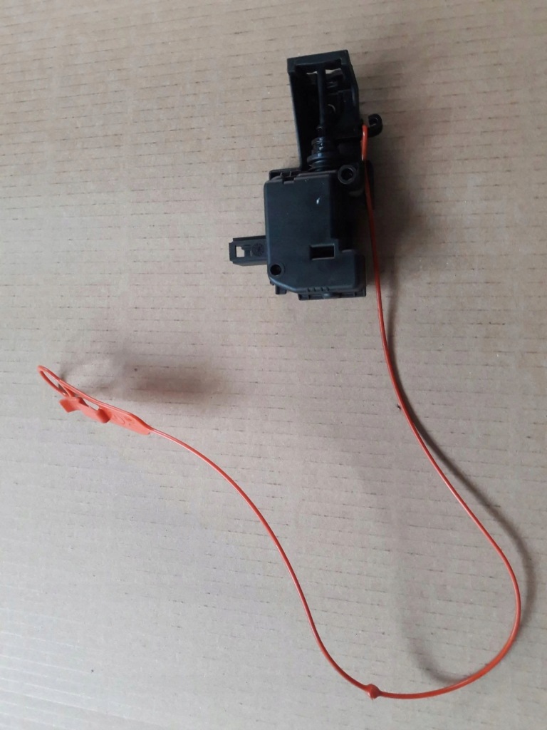 фото №1, Mb cls w218 привід кришка заливної пального a2048200072