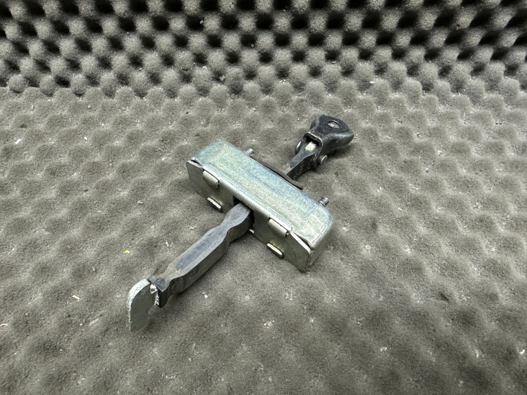 фото №1, Обмежувач двері правий задня toyota auris оригінальний номер