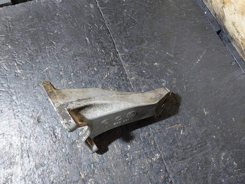 Кронштейн / кронштейн двигателя bmw 5 e34 525i m20b25 256k1 механическая коробка передач 1133362 Киев