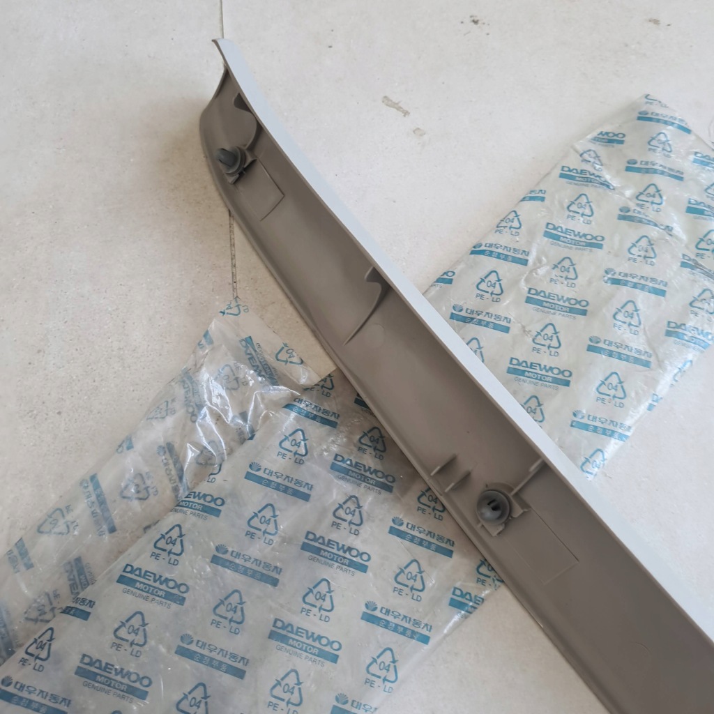 Накладка дверь багажника верхний daewoo оригинальный номер 96236116 lanos в Украине